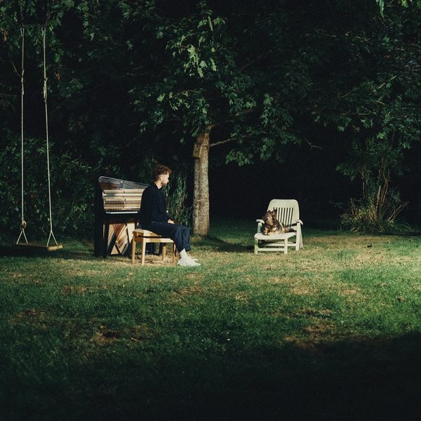 romān — piano dans un jardin de nuit © Josic Jégu